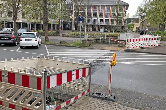 In der Ortsmitte gibt es derzeit lauter kleine Baustellen – sogenannte "Kopflöcher". Denn die Telekom lässt dort Glasfaser-Leitungen verlegen. FOTO: ANDREAS DUNKER