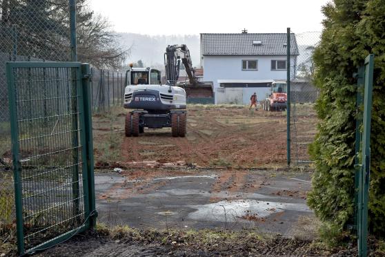 Die rote Asche von den alten Tennisplätzen soll abgetragen werden. Statt dessen will die Gemeinde Wickede (Ruhr) die Fläche als Ausweichparkplätze fürs Freibad schottern.  FOTO: ANDREAS DUNKER