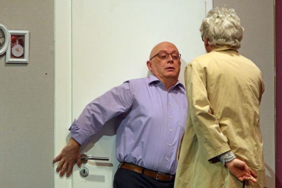 Die Laienschauspieler Detlev Schäfer und Johannes "Joe" Wälter auf der Bühne FOTO: ANDREAS DUNKER