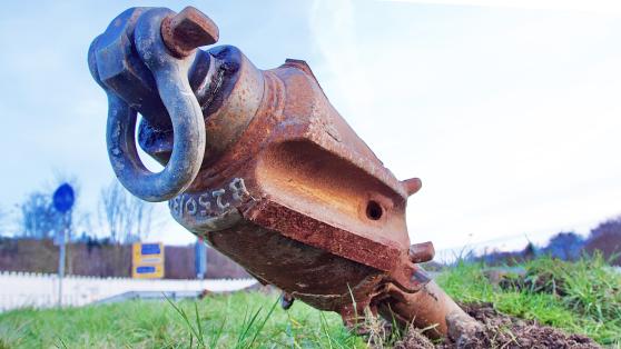Der Kopf des Bohrers ragt auf der Wickeder Uferseite der Ruhr aus dem Erdreich. FOTO: ANDREAS DUNKER