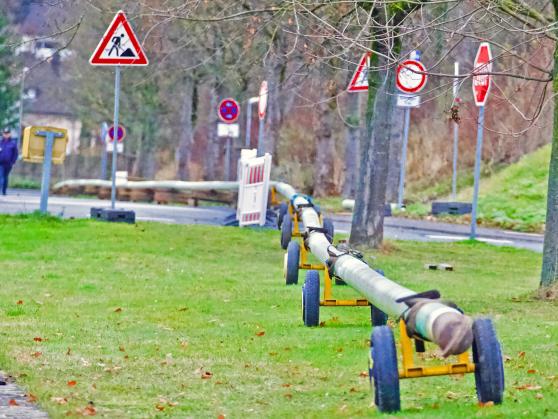 Die vormontierten Rohre für die Erdgas-Fernleitung blockieren derzeit die Zufahrt zur Erlenstraße von der Fröndenberger Straße aus. FOTO: ANDREAS DUNKER
