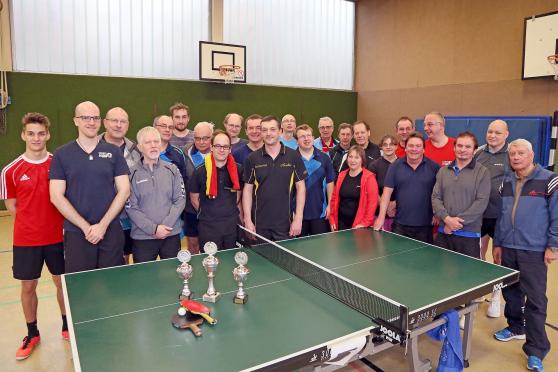 Die aktiven Teilnehmer bei der Vereinsmeisterschaft der Tischtennis-Abteilung des Turnvereins Wickede (Ruhr) FOTO: ANDREAS DUNKER