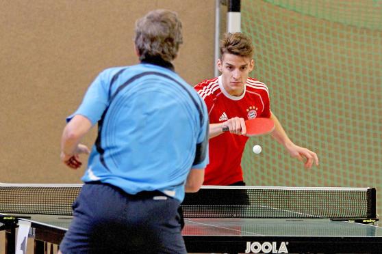 Spieler beim Wettkampf um den Titel des Vereinsmeisters der Tischtennis-Abteilung der Wickeder Turnvereins FOTO: ANDREAS DUNKER