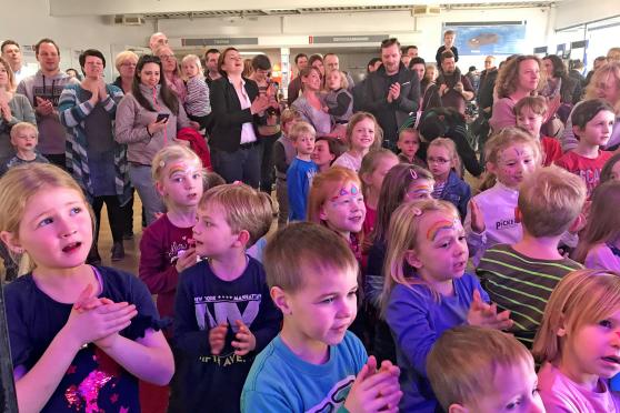 Beim Live-Konzert "herrH ist da" im Rahmen der "Tornister-Party" im "Teschler-Center" in Wickede waren die Kinder begeistert. FOTO: ANDREAS DUNKER
