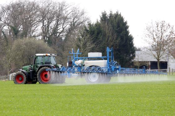 Spritzen einer Nutzpflanzenkultur mit Unkrautvernichtungsmittel auf einem Acker in Wimbern ARCHIVFOTO: ANDREAS DUNKER