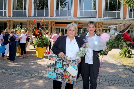Das frisch getraute Ehepaar Tanja Bünseler und Elke Schmelzer mit seinen Hochzeitsgästen vor dem Rathaus. FOTO: ANDREAS DUNKER