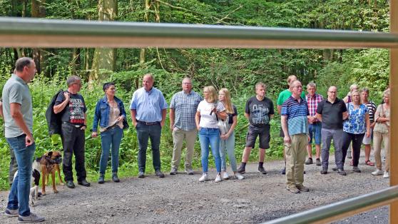 Werls Bürgermeister Torben Höbrink (links) eröffnete am Samstag mit geladenen Gästen aus Politik und Verwaltung den neuen „Trimm-Dich-Pfad“ im „Werler Stadtwald“. Mit dabei auch Wickedes stellvertretende Bürgermeisterin Gertrud Martin und ihr Gatte Georg. FOTO: TOBIAS GEBHARDT