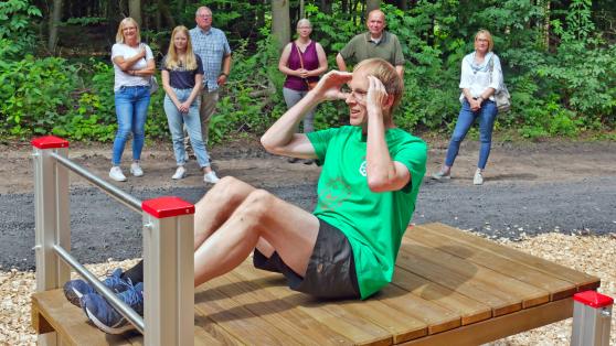 Finanzbeamter und Ratsherr beim Freiluft-Fitness: Frank Potthoff fungierte als Vorturner. FOTO: TOBIAS GEBHARDT