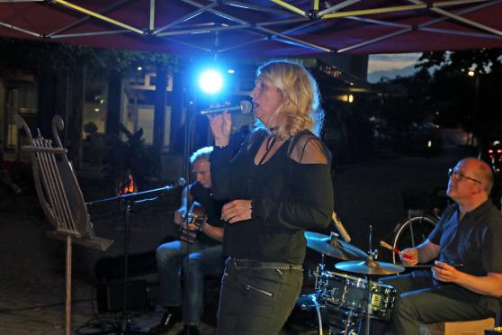 Das "Trio Dori" mit dem Wickeder Journalisten und Gitarristen Martin Hüttenbrink an der Gitarre sorgte für eine angenehme Live-Musik im Hintergrund. FOTO: ANDREAS DUNKER