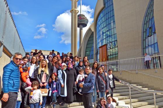 Die Wickeder vor der DITIP-Zentralmoschee in Köln-Ehrenfeld FOTO: PRIVAT