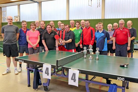 Die aktiven Teilnehmer bei der Vereinsmeisterschaft der Tischtennis-Abteilung des Turnvereins Wickede (Ruhr) FOTO: ANDREAS DUNKER