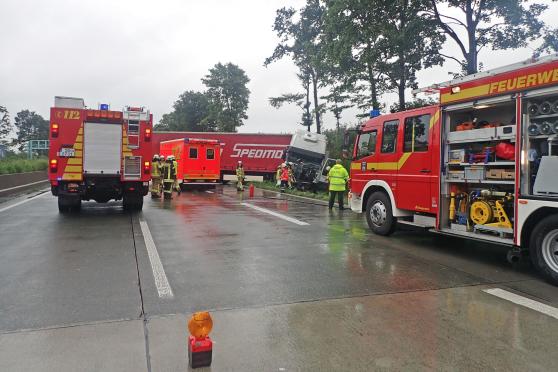 Alleinunfall auf der Autobahn 44 FOTO: FEUERWEHR WERL