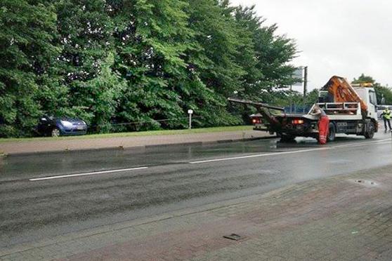 Der Wagen in der Böschung zum Ruhrufer FOTO: PRIVAT
