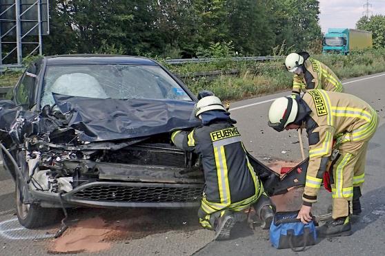 Die Werler Feuerwehr bei der Berung des verunglückten Pkw auf der A445 FOTO: FEUERWEHR WERL