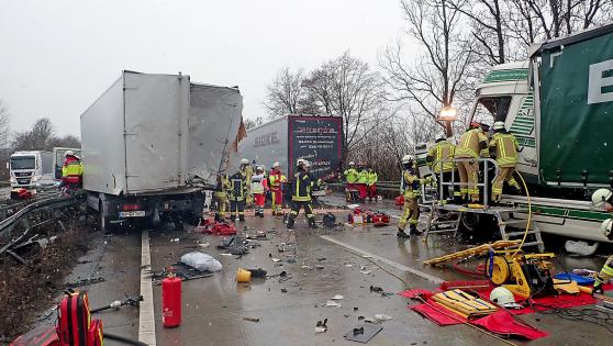 Drei große Lastkraftwagen und ein kleinerer Transporter kollidierten bei dem Auffahrunfall auf der A 44 bei Werl.  FOTO: FEUERWEHR WERL