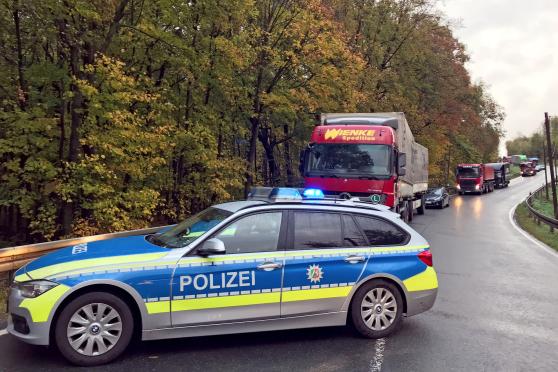 Auf der Bundesstraße 7 staute sich der Lkw-Verkehr in Richtung Wimbern. FOTO: ANDREAS DUNKER