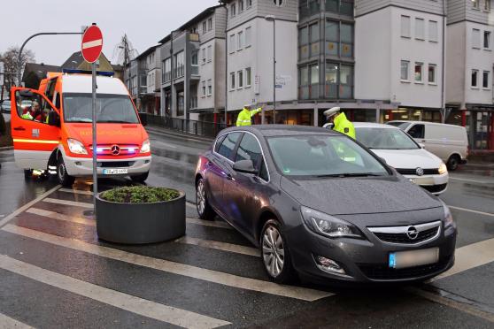 Das Fahrzeug des mutmaßlichen Unfallverursachers auf der Hauptstraße in Wickede FOTO: CARINA WESTERWELLE