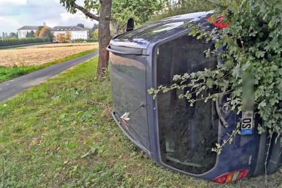 Das Auto landete auf der Seite in der Hecke. FOTO: ANDREAS DUNKER