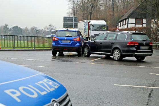 Die zwei zusammengeprallten Unfallwagen und der Polizei-Einsatzwagen an der Unfallstelle FOTO: ANDREAS DUNKER
