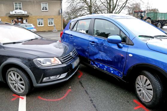 Die zwei zusammengeprallten Unfallwagen an der Unfallstelle FOTO: ANDREAS DUNKER