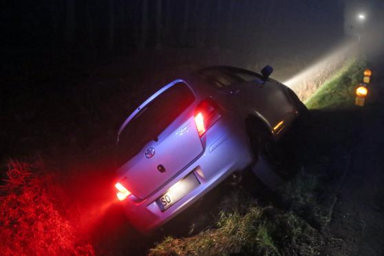 Der zweite Pkw landete direkt an der Polizei-Absperrung im Straßengraben FOTO: ANDREAS DUNKER