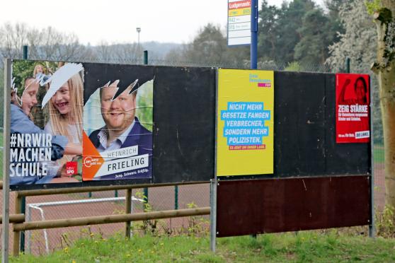 Keine vernünftige politische Meinungsäußerungen sondern auch purer Vandalismus: Abgerissene Wahlkampf-Plakate an einer Tafel im Unteren Hövel. FOTO: ANDREAS DUNKER