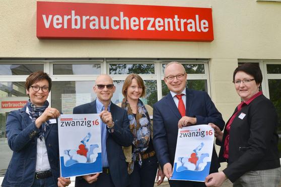 Stellten den Jahresbericht 2016 der Verbraucherzentrale im Kreis Soest während einer Pressekonferenz am Mittwoch, 24. Mai 2017, in Soest vor, von links: Elisabeth Wigger-Düsing, Verbraucherberaterin in Soest, Holger Okken, Leiter der Verbraucherzentralen Lippstadt und Soest, Judith Spittler, Verbraucherberaterin in Lippstadt und Soest, Ralf Hellermann, Dezernent für Ordnung, Straßen, Bau, Kataster, Umwelt, Veterinärwesen und Verbraucherschutz des Kreises Soest, sowie Andrea Birkenhauer, Verbraucherberaterin in Lippstadt. FOTO: THOMAS WEINSTOCK / KREIS SOEST