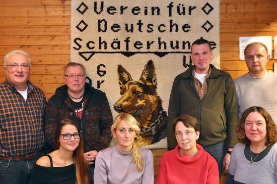Der Vorstand der Wickeder Ortsgruppe des Vereins für deutsche Schäferhunde. Hintere Reihe (von links): Erich Schemm, Bernd Heckmann, Arne Krätzig und Bernward Koslowski. Vordere Reihe (von links): Jenny Werry (neue Kassenprüferin), Kerstin Fischer, Patricia Wieschhof und Jutta Koslowski FOTO: ANDREAS DUNKER