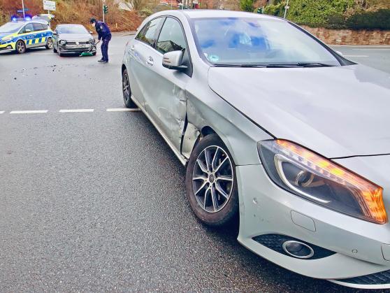 Auch der Pkw, der die Kirchstraße in Richtung Ortsmitte befuhr, erlitt erheblichen Sachschaden. Beide an dem Verkehrsunfall beteiligten Wagen waren nach der Havarie nicht mehr für den Straßenverkehr fahrtüchtig. FOTO: ANDREAS DUNKER