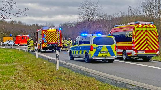 Die Autobahn-Polizei des Polizeipräsidiums Dortmund, die Freiwillige Feuerwehr der Stadt Werl und der Rettungsdienst des Kreises Soest waren an der Unfallstelle an der Wickeder Autobahnabfahrt der A 445 im Einsatz. FOTO: FEUERWEHR WERL