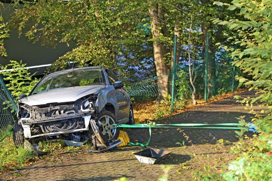 Damit der Pkw nicht noch weiter auf das Werksgelände abrutschte, wurde er von der Freiwilligen Feuerwehr mit einem Gurt gesichert. FOTO: ANDREAS DUNKER