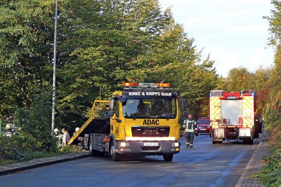 Ein Abschleppwagen zog das verunglückte Auto aus der Böschung raus. Die Straße "Am Lehmacker" blieb während der Unfall-Aufnahme und Fahrzeug-Bergung komplett gesperrt. FOTO: ANDREAS DUNKER