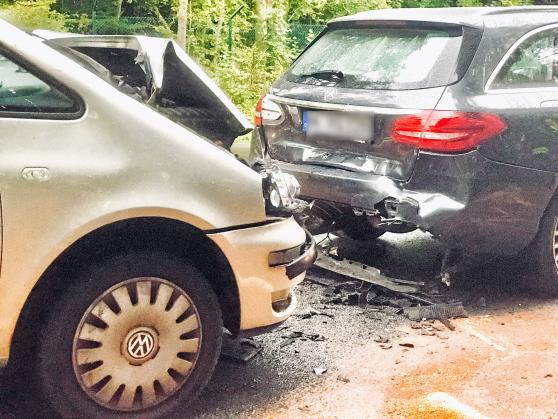 Zwei Autos wurden durch die Karambolage schwer beschädigt und waren nicht mehr fahrbereit. FOTO: ANDREAS DUNKER