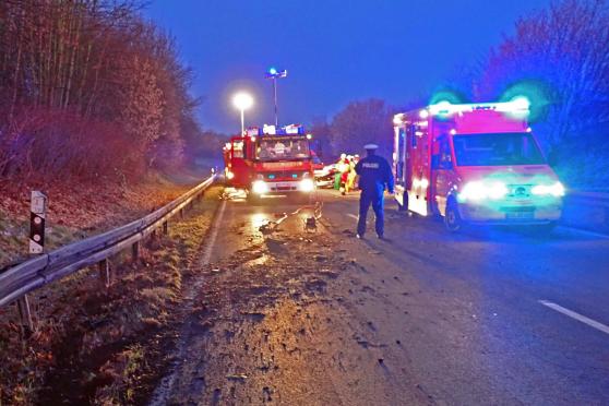 Der schwere Verkehrsunfall auf der Landstraße 969 (ehemalige Bundesstraße 1) im Werler Süden FOTO: FEUERWEHR WERL