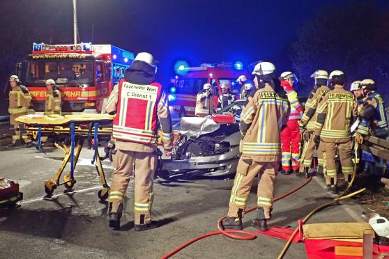 Der schwere Verkehrsunfall auf der Landstraße 969 (ehemalige Bundesstraße 1) im Werler Süden FOTO: FEUERWEHR WERL