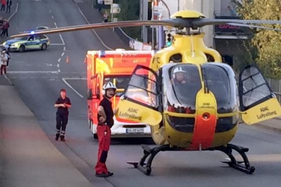 Ein Rettungshubschrauber landete auf der Brücke an der Sparkasse in Wickede. FOTO: ANDREAS DUNKER