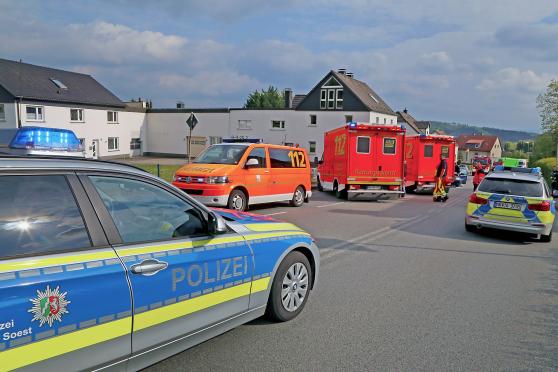 Ein Notarzt und zwei Rettungswagen versorgten die Unfallopfer. – Nach Mitteilung eines Sprechers der Leitstelle der Kreispolizeibehörde Soest gegenüber unserem lokalen Nachrichten-Portal "wickede.ruhr HEIMAT ONLINE" gab es zwei verletzte und zwei leichtverletzte Fahrzeuginsassen. FOTO: ANDREAS DUNKER