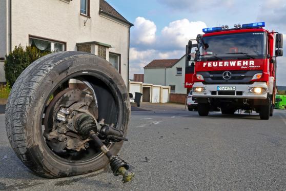 Ein abgerissenes Rad des Ford S Max steht allein auf der Hauptstraße in Wickede. Der Pkw ist erst ein ganzen Stück weiter zum Stillstand gekommen. FOTO: ANDREAS DUNKER