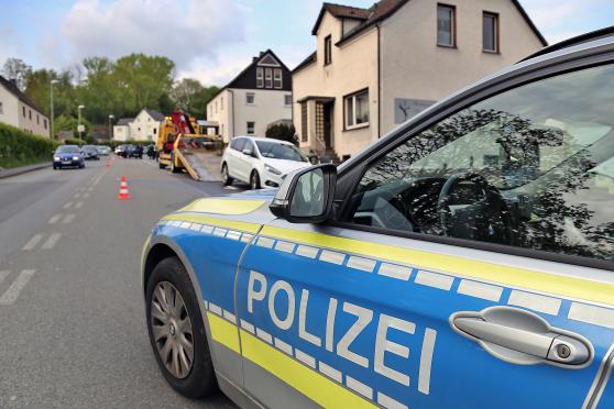 Erst nach knapp zwei Stunden war die Aufnahme des Unfalls durch die Polizei abgeschlossen und die an der Karambolage beteiligten Fahrzeuge wurden abgeschleppt, da sie nicht mehr fahrbereit waren und vermutlich einen Totalschaden haben. FOTO: ANDREAS DUNKER