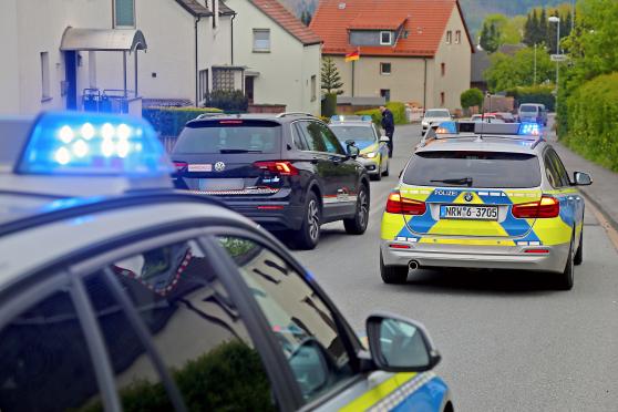 Fünf Polizeibeamte mit drei Streifenwagen des Bezirksdienstes aus Wickede und der Wache in Werl sicherten die Unfallstelle ab und leiteten später den gestauten Verkehr einspurig an dem Ort des Geschehens vorbei. Zuvor hatten die Polizisten den möglichen Unfall-Hergang aufgenommen. FOTO: ANDREAS DUNKER