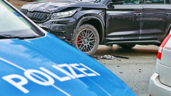 Eine dreizehnjährige Beifahrerin wurde durch die Kollision der beiden Pkw in dem schwarzen SUV leicht verletzt. FOTO: ANDREAS DUNKER