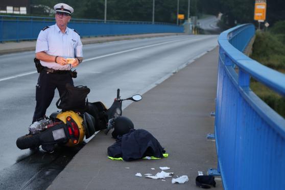Ein Polizei-Beamter bei der Unfallaufnahme FOTO: ANDREAS DUNKER