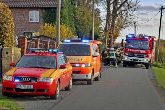 Notarzt, Rettungsdienst und Feuerwehr waren mit Blaulicht zum Verkehrsunfall am Vollenberg in Wiehagen geeilt. FOTO: ANDREAS DUNKER