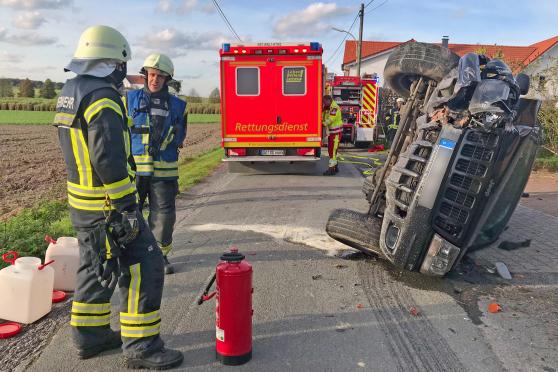 Der verunglückte Jeep lag auf der Seite und der Fahrer musste von Notarzt und Rettungsdienst medizinisch versorgt werden. FOTO: ANDREAS DUNKER