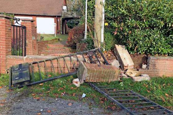 Die in Trümmern liegende Einfriedungsmauer mit dem Metallzaun darauf FOTO: ANDREAS DUNKER