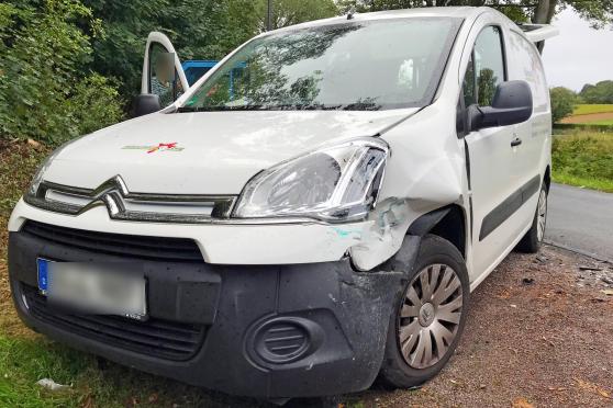 Ob der demolierte Lieferwagen einen Totalschaden hat, muss ein sachverständiger Gutachter beurteilen. FOTO: ANDREAS DUNKER