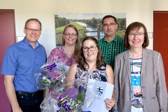 Bürgermeister Dr. Martin Michalzik (links), Ausbildungsleiterin Andrea Leipnitz (rechts) und Personalratsvorsitzendem Daniel Luig gratulieren den neuen Verwaltungsfachangestellten Melanie Schlosser (2. von links) und Jana Meisterjahn (3. von links). FOTO: GEMEINDE WICKEDE (RUHR)