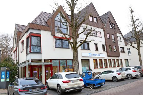 Der Hauptsitz der Volksbank Wickede (Ruhr) an der Kirchstraße 2 in Wickede: Hier arbeiten die drei Bänker, die sich ab 1. April 2020 in einem Büro an der Kirchstraße 17 selbstständig machen wollen, aktuell noch. FOTO: ANDREAS DUNKER