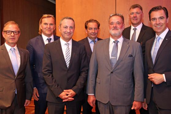 Kontinuität in der Führung: die Vorstands- und Aufsichtsratsmitglieder bleiben alle im Amt. Von links: Direktor Joachim Bauerdick, die Aufsichtsratsmitglieder Jürgen Kleine, José Catalán-Bermudes, Alexander Koch, Klaus Klatetzki und Helmut Kieserling sowie Direktor Holger Georg Schwarz FOTO: ANDREAS DUNKER