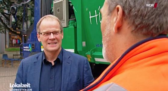 Bürgermeister Dr. Martin Michalzik (CDU) und ein Müllwerker vor der Fernsehkamera des Westdeutschen Rundfunks (WDR), Regionalstudio Südwestfalen FOTO: WDR